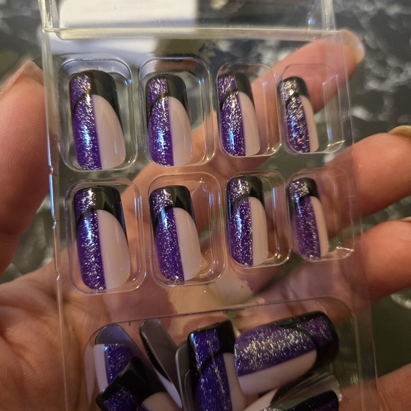 🍒🍒 Purple Press On Nails - Picture 5 of 6